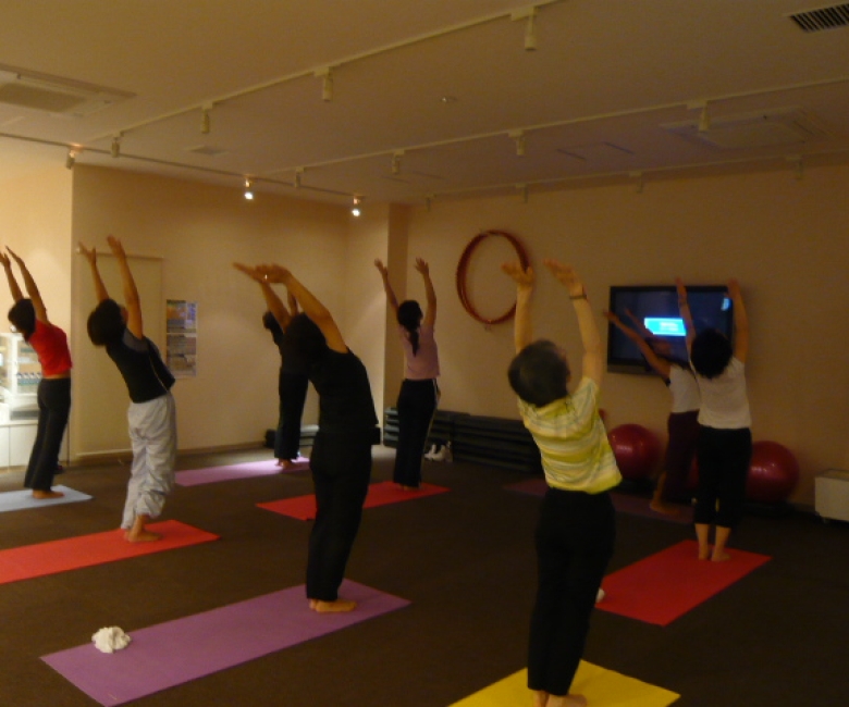 室内でヨガを行う人々