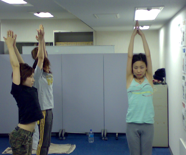 派遣ヨガのインストラクターと生徒