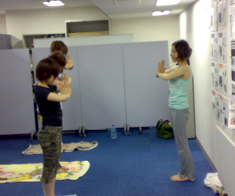 派遣ヨガのインストラクターと生徒