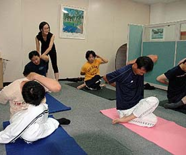 派遣ヨガのインストラクターと生徒