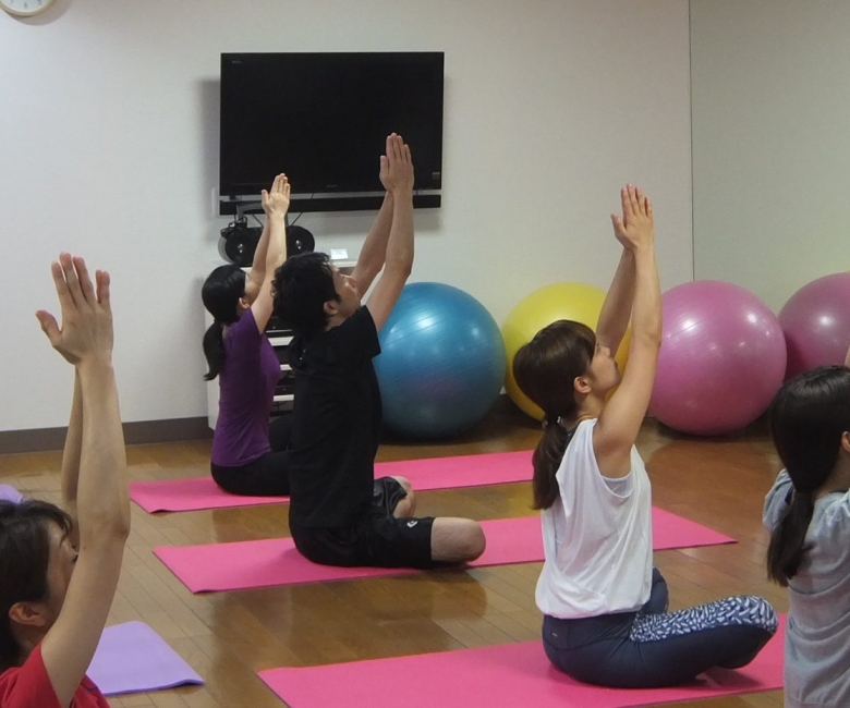 派遣ヨガのインストラクターと生徒