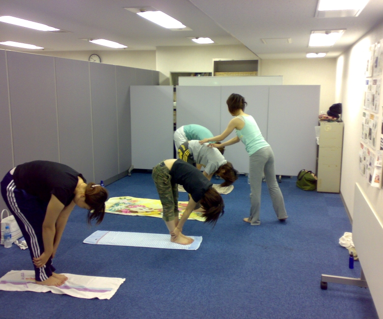 派遣ヨガのインストラクターと生徒