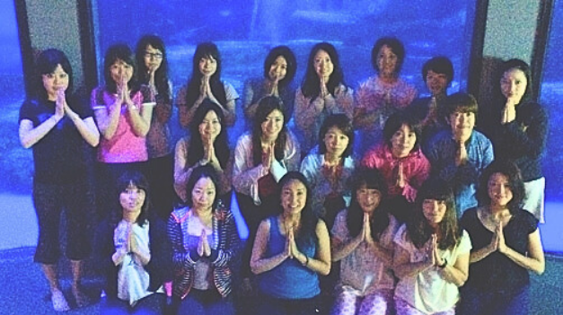 イベントヨガ終了後の参加者集合写真