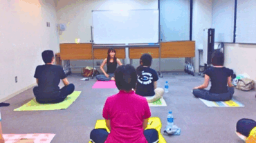 オフィスでヨガを実施している現場の様子