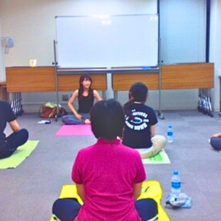 オフィスでヨガを実施している現場の様子