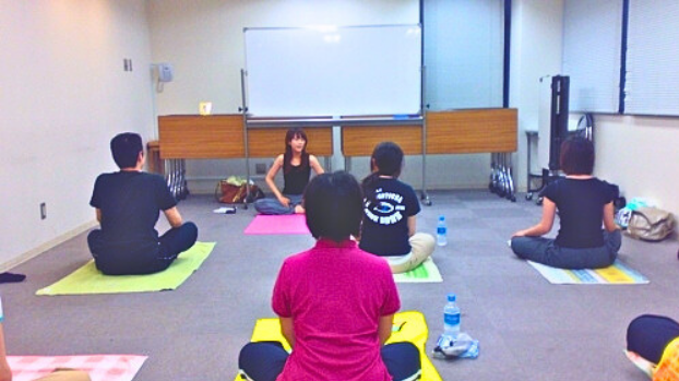 オフィスでヨガを実施している現場の様子