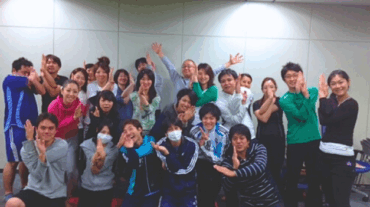 職場でリラックスして参加するヨガの様子