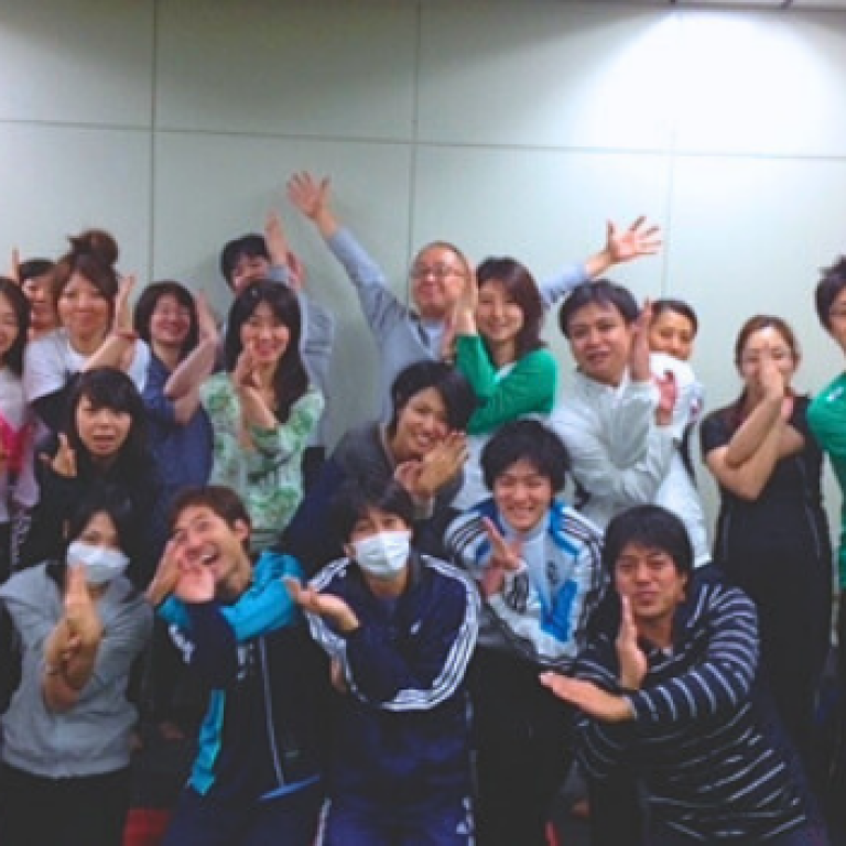 職場でリラックスして参加するヨガの様子