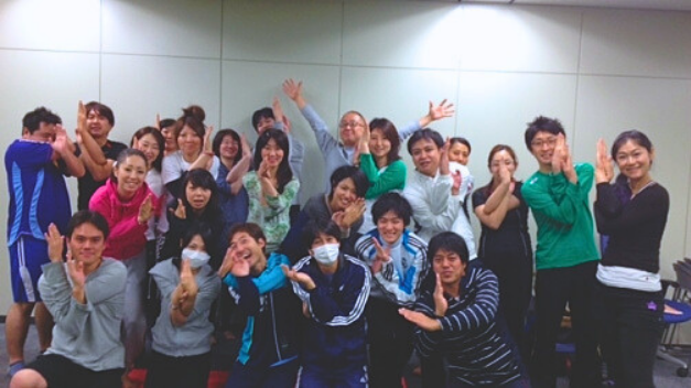 職場でリラックスして参加するヨガの様子