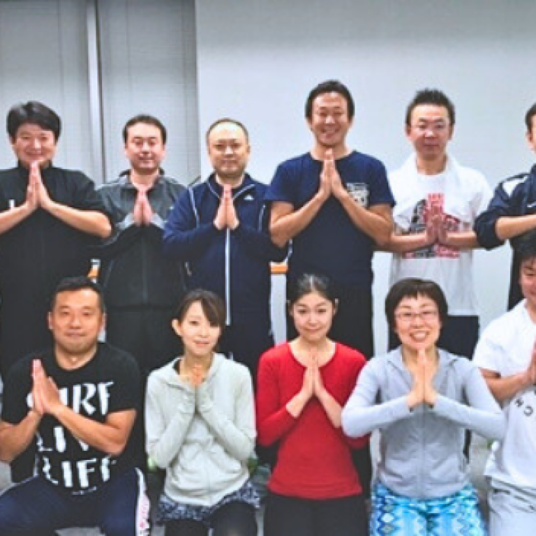 社員が参加するオフィスヨガの実施風景