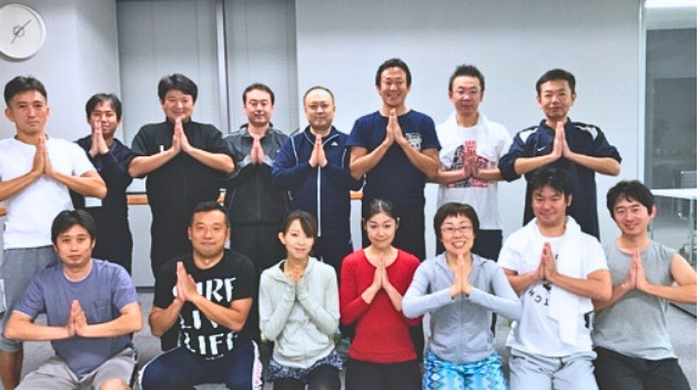 社員が参加するオフィスヨガの実施風景