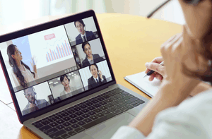 組合員同士の交流を促すヨガの導入検討の様子