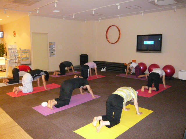 屋内で開催されるイベントヨガ