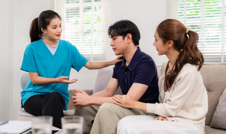 介護施設で実施される高齢者ヨガ