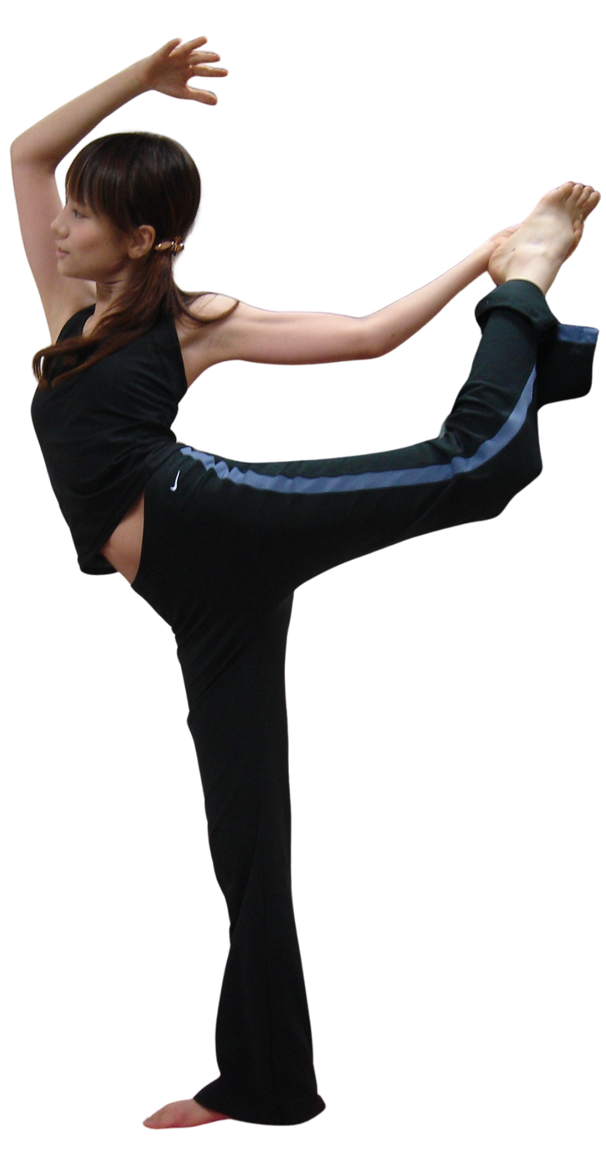 健康経営ヨガのインストラクターがダンサーのポーズ（ナタラジャーサナ）を行う様子