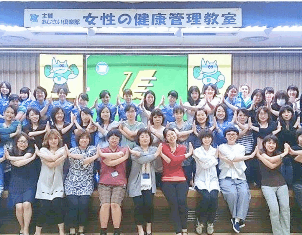 イベントヨガ終了後の参加者集合写真