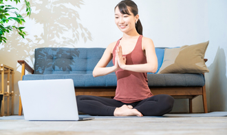 健康経営の取り組みとして導入されるヨガ
