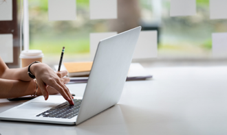 組合イベントとして実施されるヨガプログラム