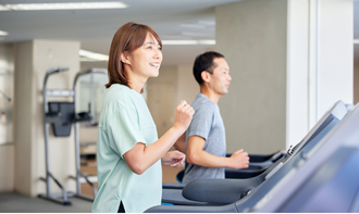 働く人のリフレッシュを目的としたオフィスヨガ