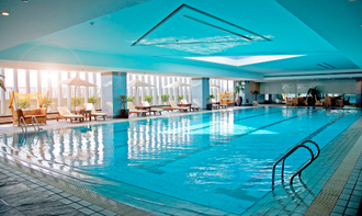 プールで盛り上がるイベントヨガ