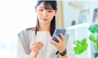 企業イベントとして行われるヨガプログラムを計画する女性