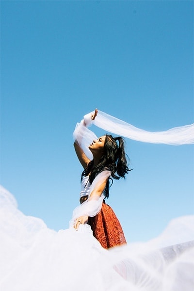 girl-and-blue-sky-min.jpg 記憶に残る体験型イベントヨガのイメージ