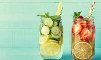 春らしいデトックスウォーターで楽しめるイベントヨガ