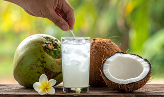 夏らしいココナッツウォーターで楽しめるイベントヨガ