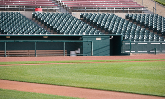 イベントヨガを行うのに適した野球場のグラウンド