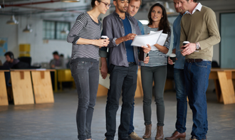 社内イベントに参加するチームメンバー