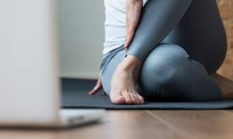 業務の合間に行う短時間のオフィスヨガ