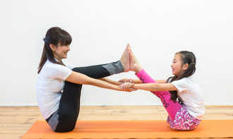 社内イベントで実施される体験型イベントヨガ