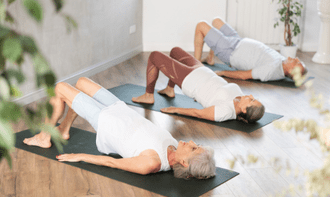 介護施設で実施される安全に配慮した高齢者ヨガ