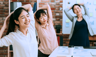 社内イベントで実施される体験型イベントヨガ