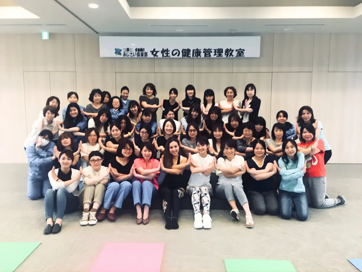 健康施策として行うヨガで生まれる交流と一体感のイメージ