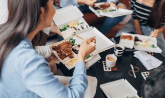 デスクワーク中心の社員向けヨガについて談笑する社員