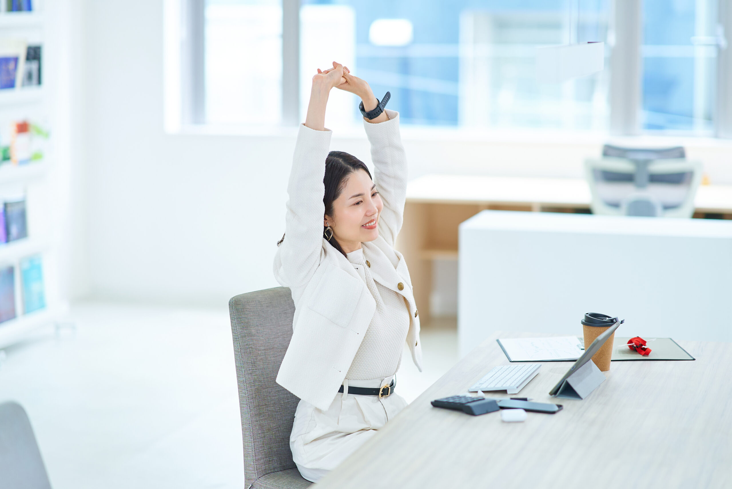 椅子を使って行うオフィス向けの簡単なストレッチ