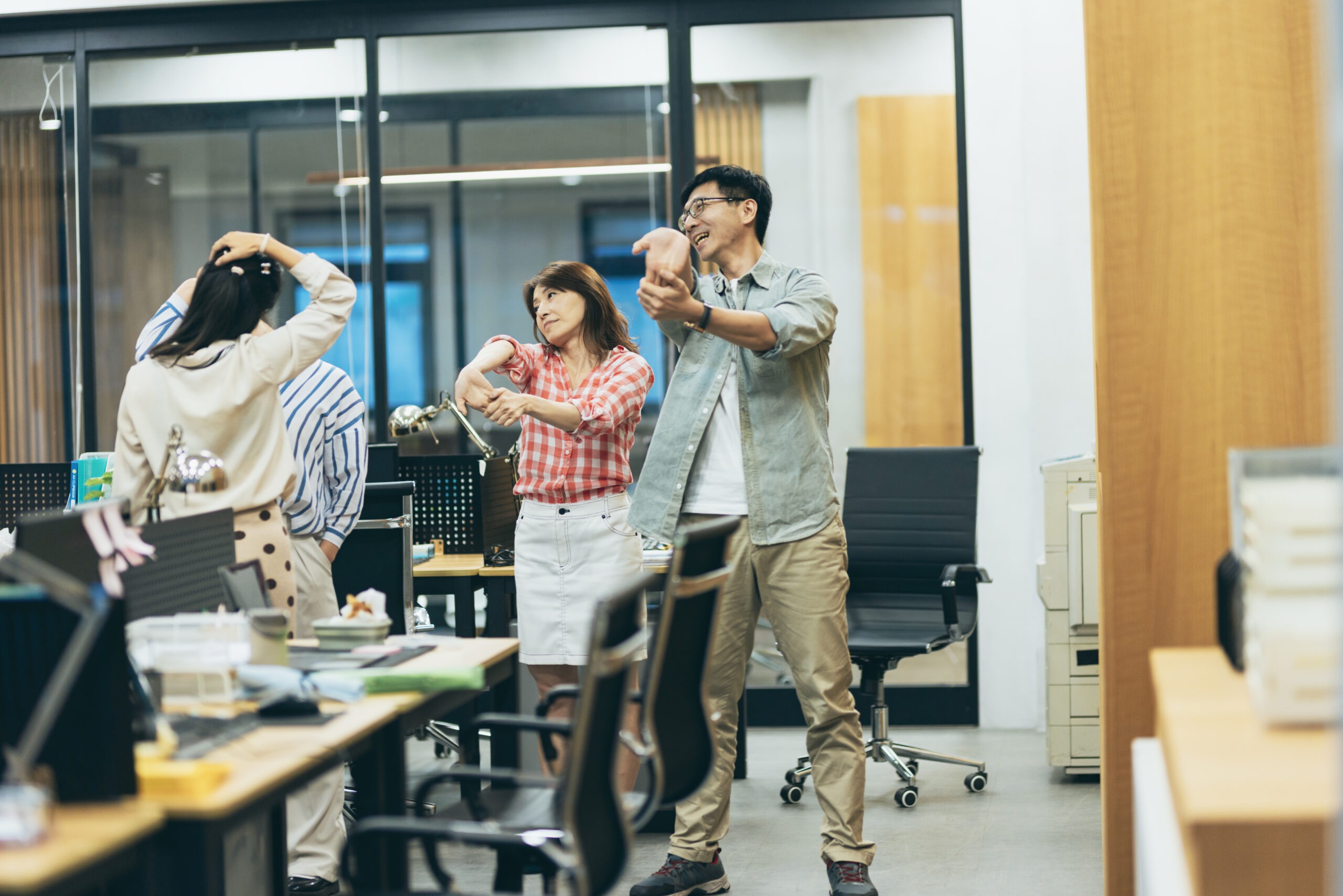 健康経営の取り組みとして導入されるヨガ