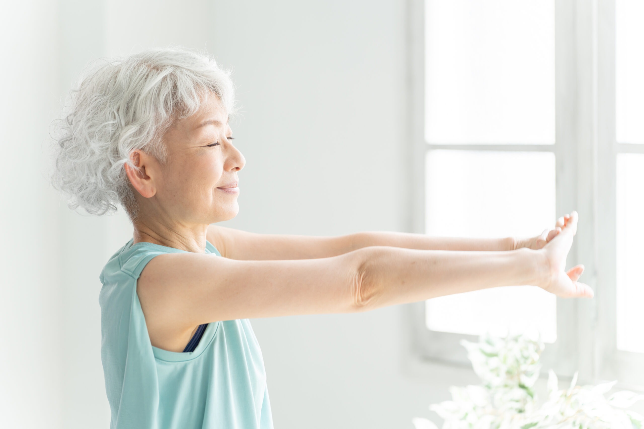 高齢者向けに無理のない動きで行うヨガプログラムの様子