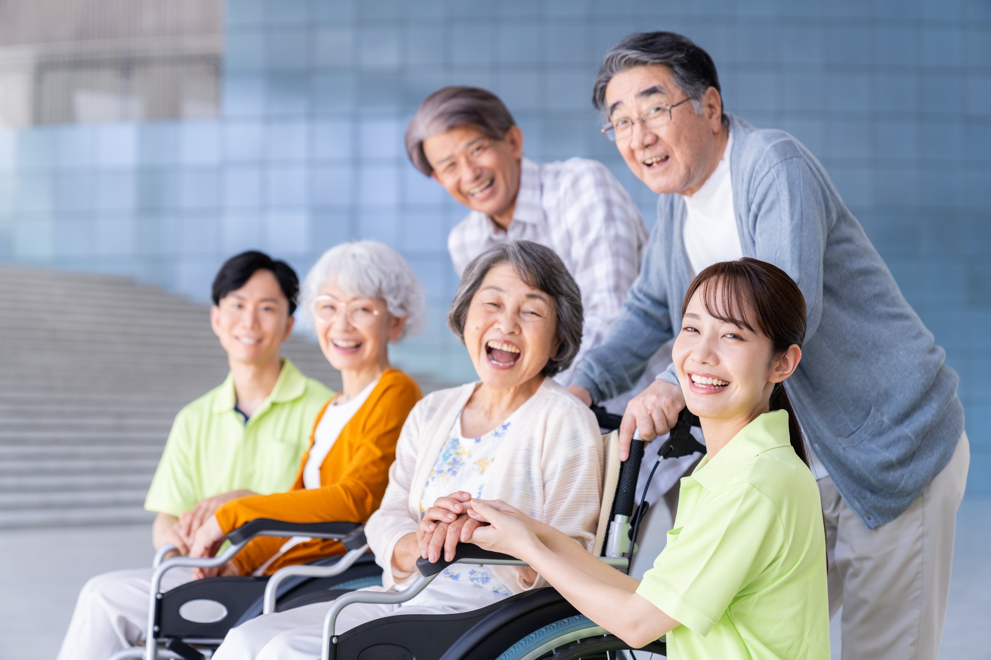 高齢者とスタッフが笑顔で集う集合写真