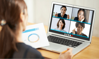 デスクワーク中心の社員向けヨガに関する会議