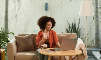 会議室を活用して行うオフィスヨガの様子