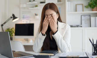 社員向けに実施する福利厚生としてのオフィスヨガ
