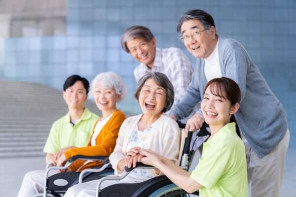 シニアヨガで生まれる交流と一体感のイメージ