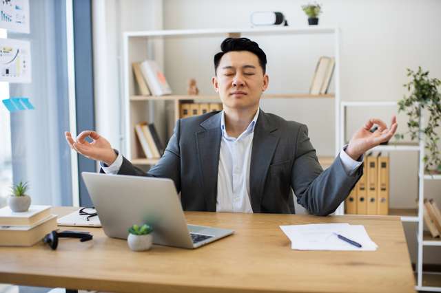 デスクワーク中に短時間でできるリフレッシュ目的の社員向けオフィスヨガ