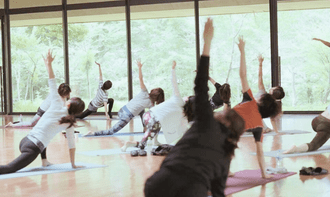 健康経営の取り組みとして導入されるヨガ