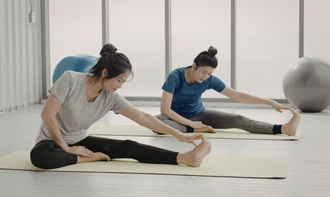 健康経営の取り組みとして導入されるヨガ