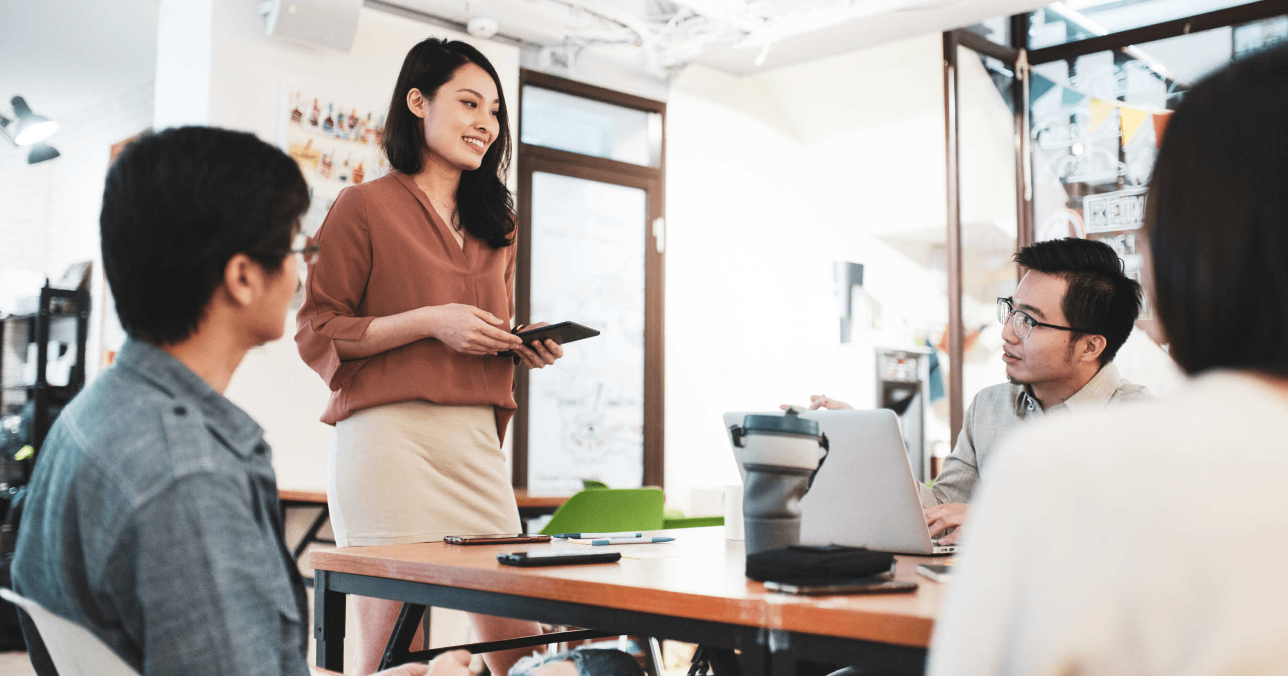 経営層向けに健康経営のメリットを説明するイメージ