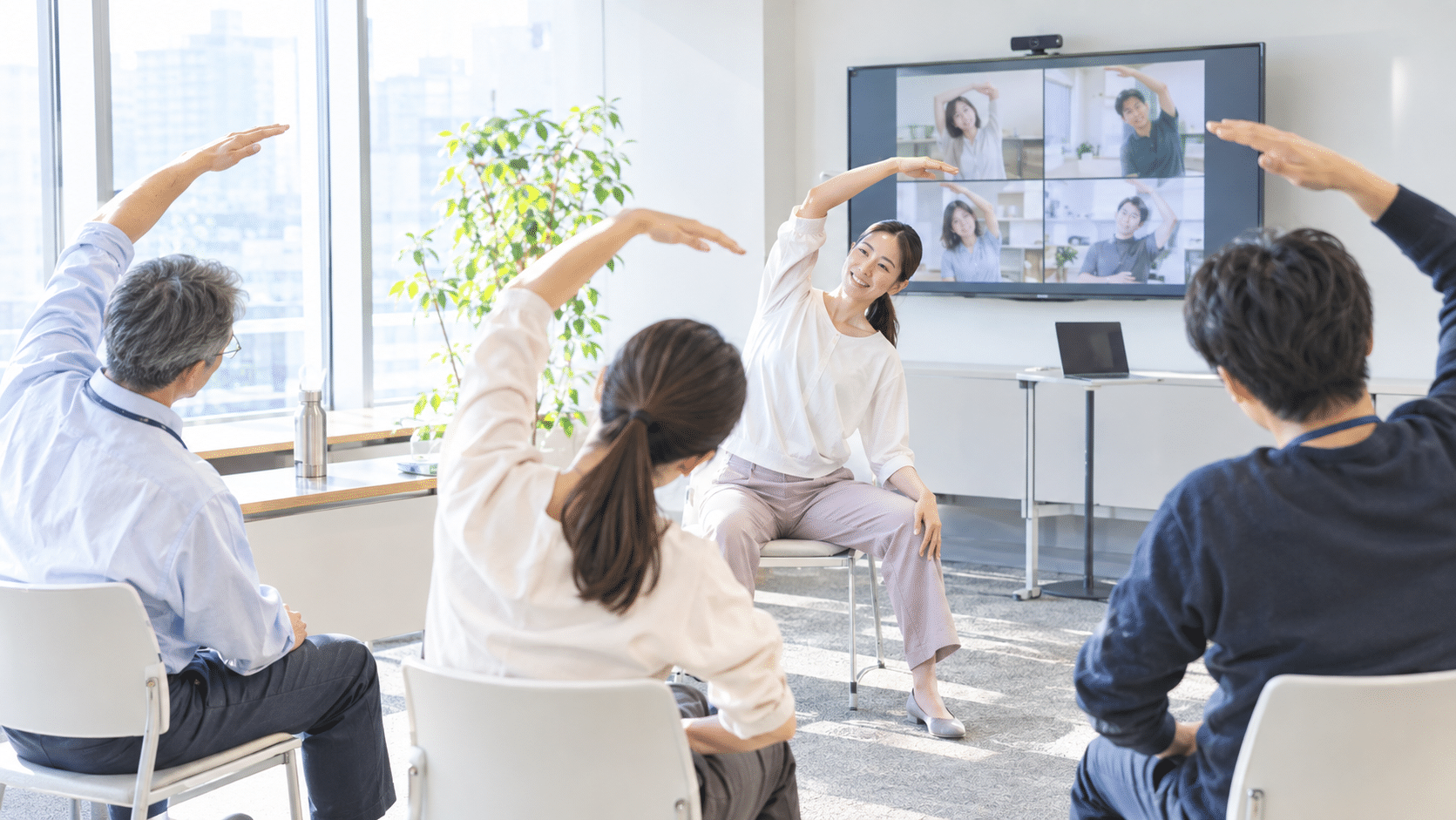 健康経営の取り組みとして導入されるヨガ
