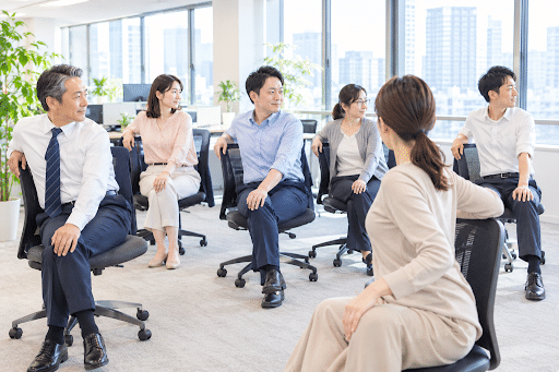 健康経営の取り組みとして導入されるヨガ